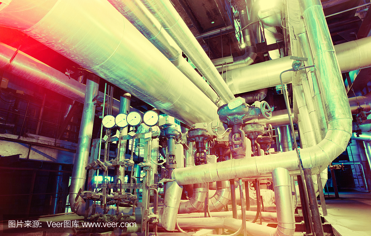 現代工業發電廠內的設備、電纜和管道
