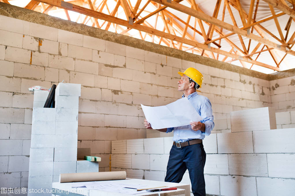 高級(jí)建筑師或建筑工地土建工程師